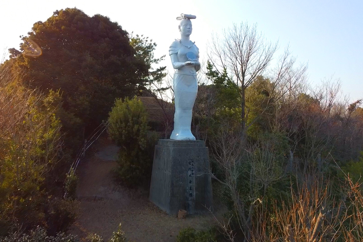 神花山古墳に建立された「神花山女王像」