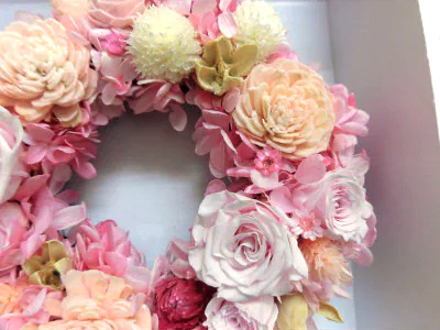 クロス調マグネットBOXリースアレンジ (ピンク)｜プリザーブドリース｜ドライフラワー インテリア バラ 薔薇 アジサイ あじさい 紫陽花 フラワーギフト 花 結婚式 パーティー ブライダル プレゼン