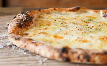 【 ナポリピッツァ専門店 が作る 薪窯焼き 冷凍 ピッツァ セット 】 チーズ たっぷり 贅沢 4種 のチーズ(はちみつ付)×3枚 ピッツァ【堀川ピッツァ】[BHBV008]