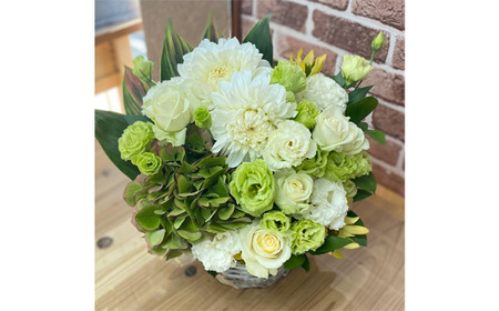 No.493 （ホワイト＆グリーン系）Lサイズ 癒し生活！季節のおまかせフラワーアレンジメント