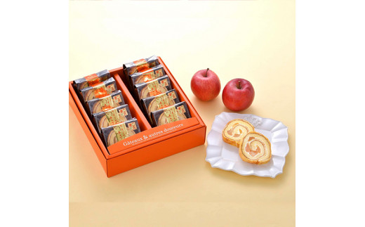 【22A010】　群馬県優良認定品りんごロールケーキ『りんごの木の下で』10カット