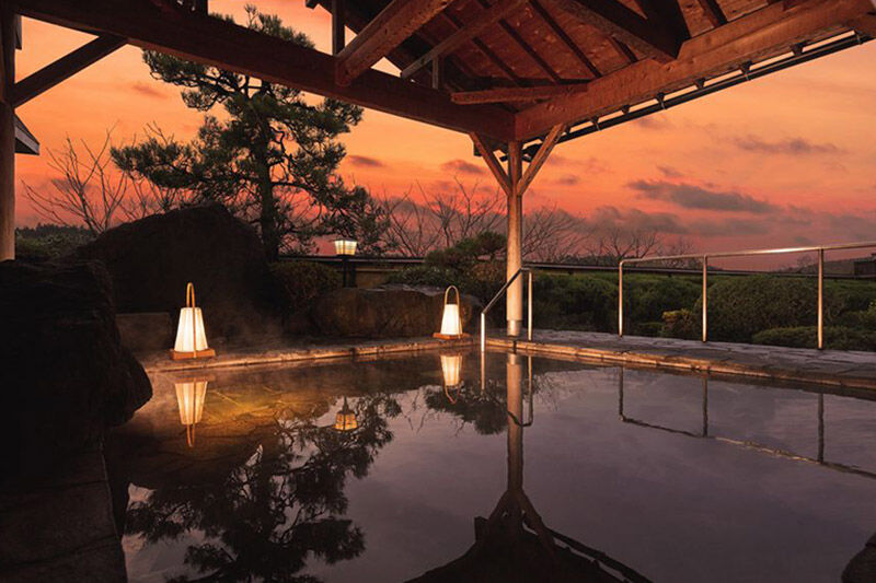 【平日限定】秋田温泉さとみ 宿泊ペア 2名様 1泊2食付 秋田駅すぐの源泉の宿 旅行 秋田県 秋田市 [源泉 温泉宿 東北 郷土料理 きりたんぽ だまこ餅 秋田牛 比内地鶏 八幡平ポーク]