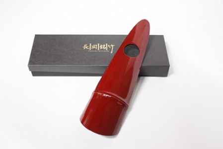 「京銘竹ボトルスタンド漆」、京都の工芸コラボ竹垣職人ハンドメイド「漆黒」「朱」「拭き漆」の３種からお選びください。