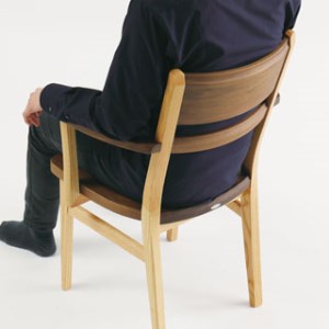 ダイニングチェア(肘付/板座)　ウォルナット×オーク材　飛騨の家具　イバタインテリア 椅子 いす 飛騨家具 アームチェア 飛騨の匠 ウォールナット オーク材 天然木 DCA-180  [Q2154]