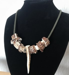 鹿角の不揃いビーズネックレス【オリーブ】【R00264】