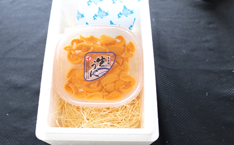 エゾバフンウニ塩水パック150g×1P、いくら醤油漬け(鱒卵)150g×1P、お刺身サーモン300g～500g(1～3本)[11月下旬以降発送] E-71043