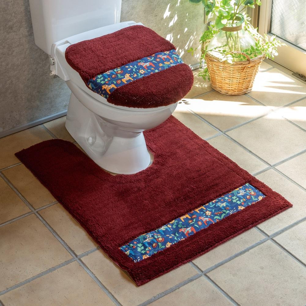 
北欧の「幸せを運ぶ馬」ダーラヘスト柄の耳長トイレマット２点セット　ワインレッド
