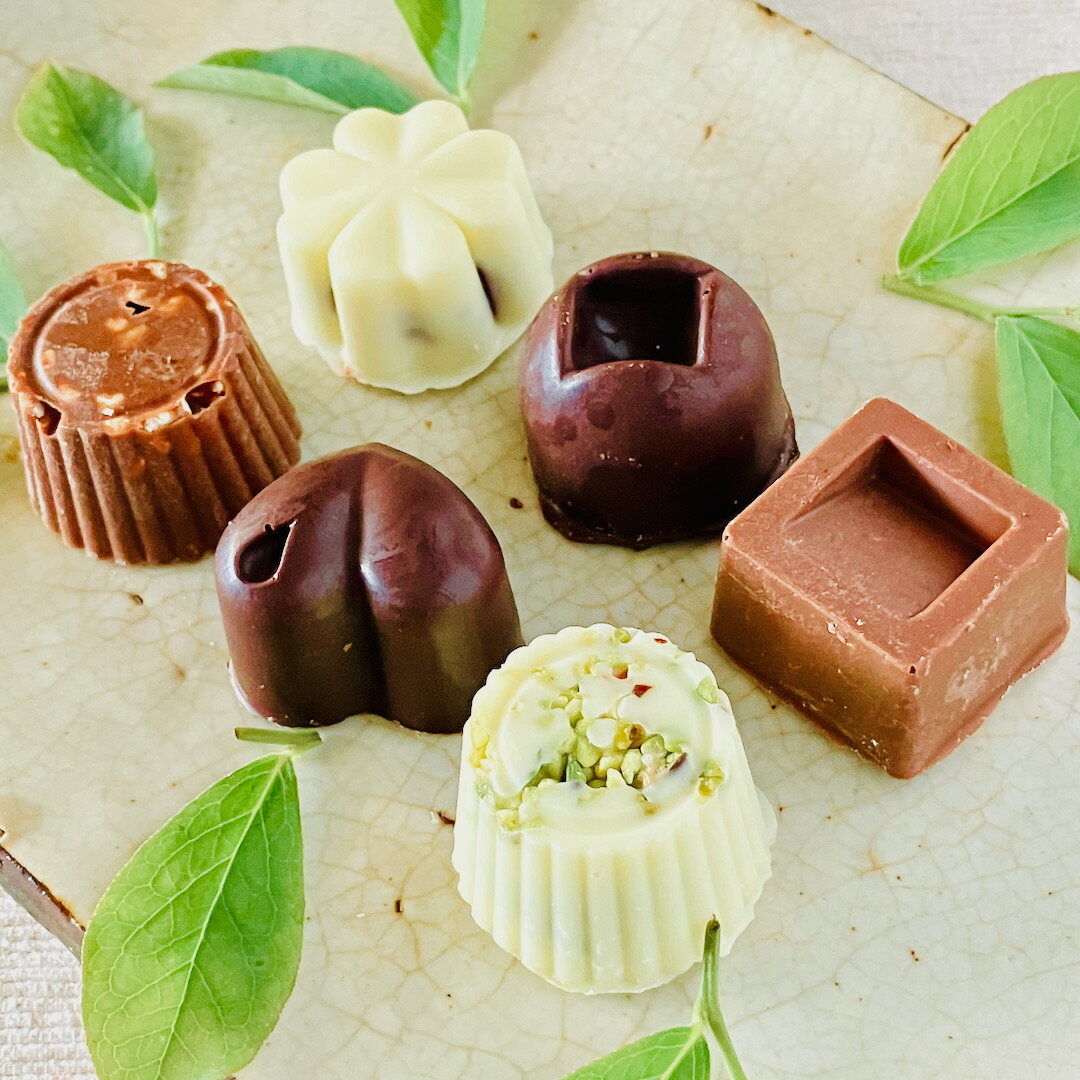 【ふるさと納税】ホワイト ＆ ミルク ＆ ビター チョコ 詰合わせ〈6個〉クランベリー ピスタチオ ヘーゼルナッツ アーモンド 日向夏 ブルーベリー 白砂糖不使用 チョコレート スイーツ デザート ホワイトデー バレンタイン ギフト プレゼント 宮崎県 綾町 送料無料