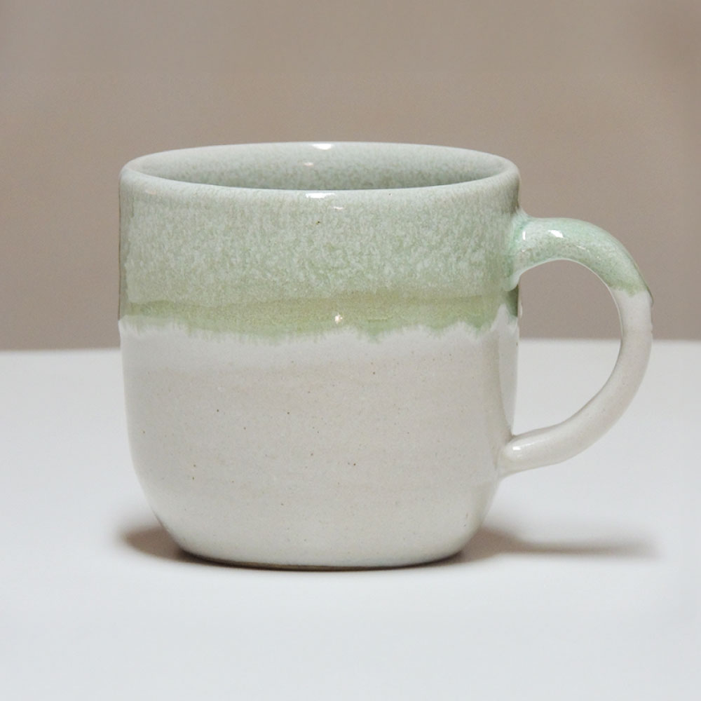 【ふるさと納税】マスカット釉スイトピー釉マグカップ 1個 マスカット・オブ・アレキサンドリア 古木灰 釉薬 灰釉陶器 粘土 長石 硅石 コップ 食器 日本製 岡山県 倉敷市 送料無料