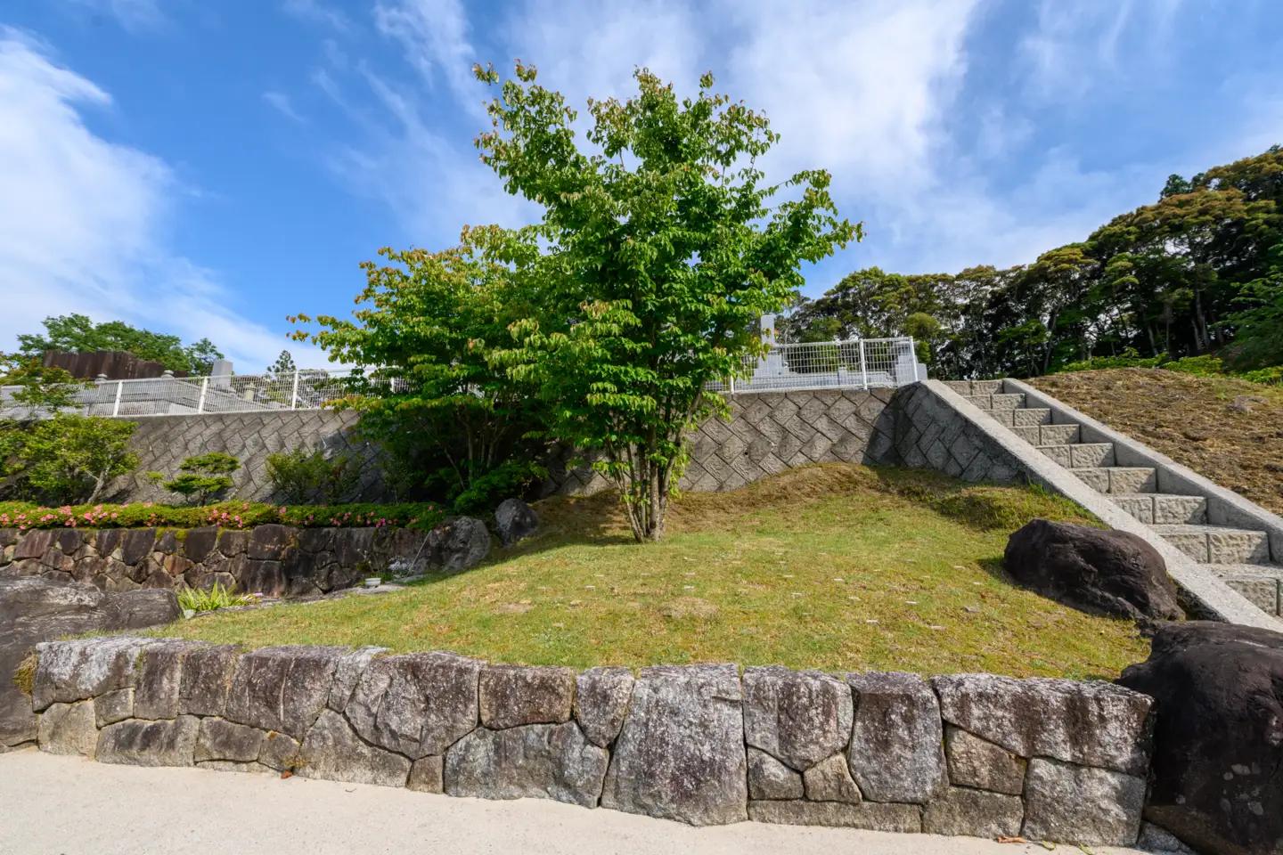 奈良山霊苑 利用補助券（30万円）【永代供養 樹木葬 墓じまい 合祀 納骨 お墓 供養 愛媛県 鬼北町 山下石材】