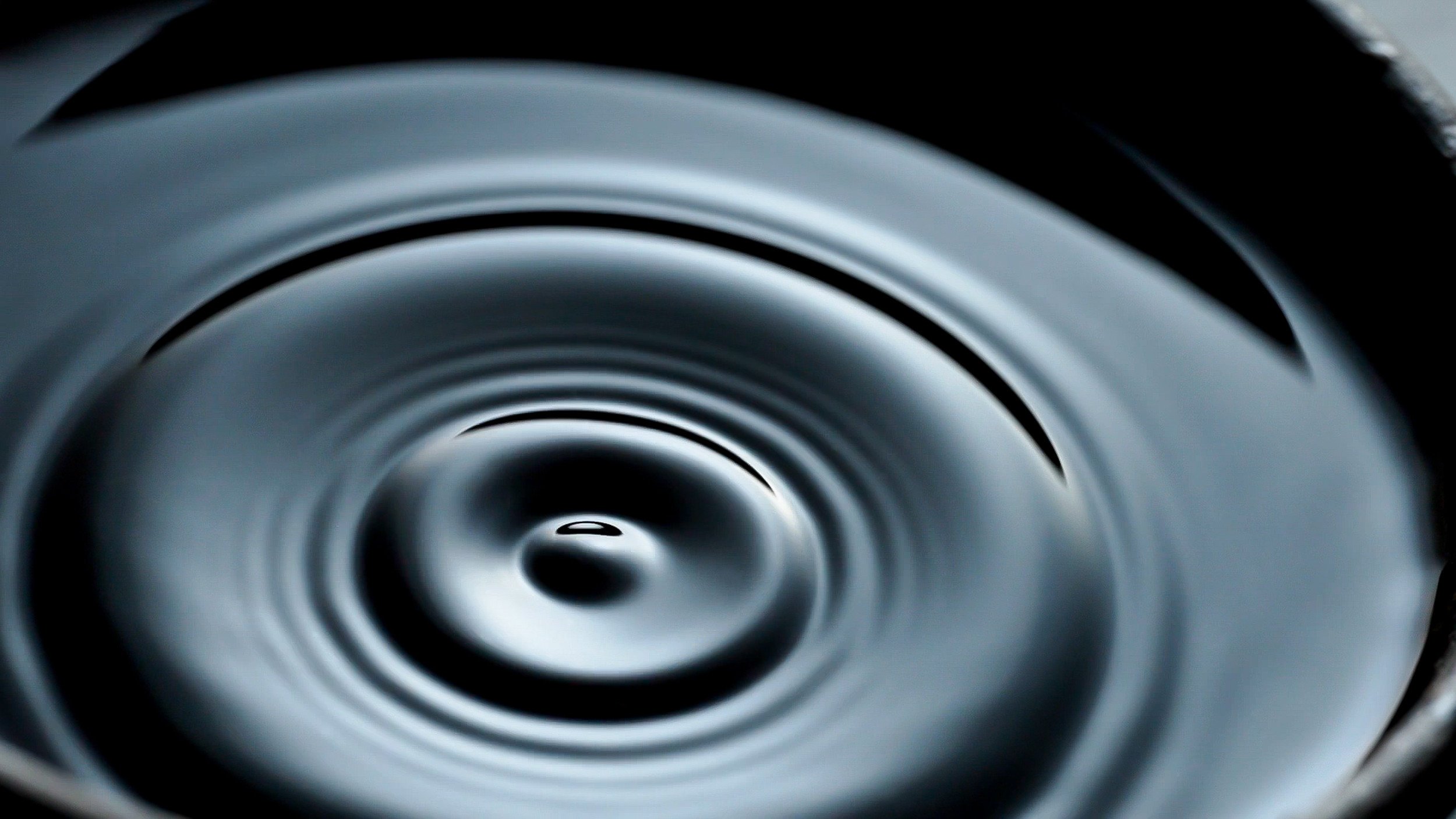 明治22年から100年以上受け継がれる木桶の中で1年以上かけて熟成。