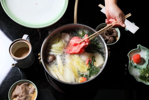旨みが濃厚で霜降りもある肩ロース肉しゃぶしゃぶ用500gをお届けします。