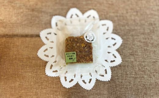 相模原市で栽培しているオリーブの葉で作られているフロランタン