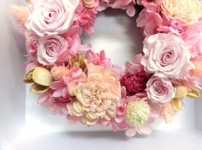 クロス調マグネットBOXリースアレンジ (ピンク)｜プリザーブドリース｜ドライフラワー インテリア バラ 薔薇 アジサイ あじさい 紫陽花 フラワーギフト 花 結婚式 パーティー ブライダル プレゼン