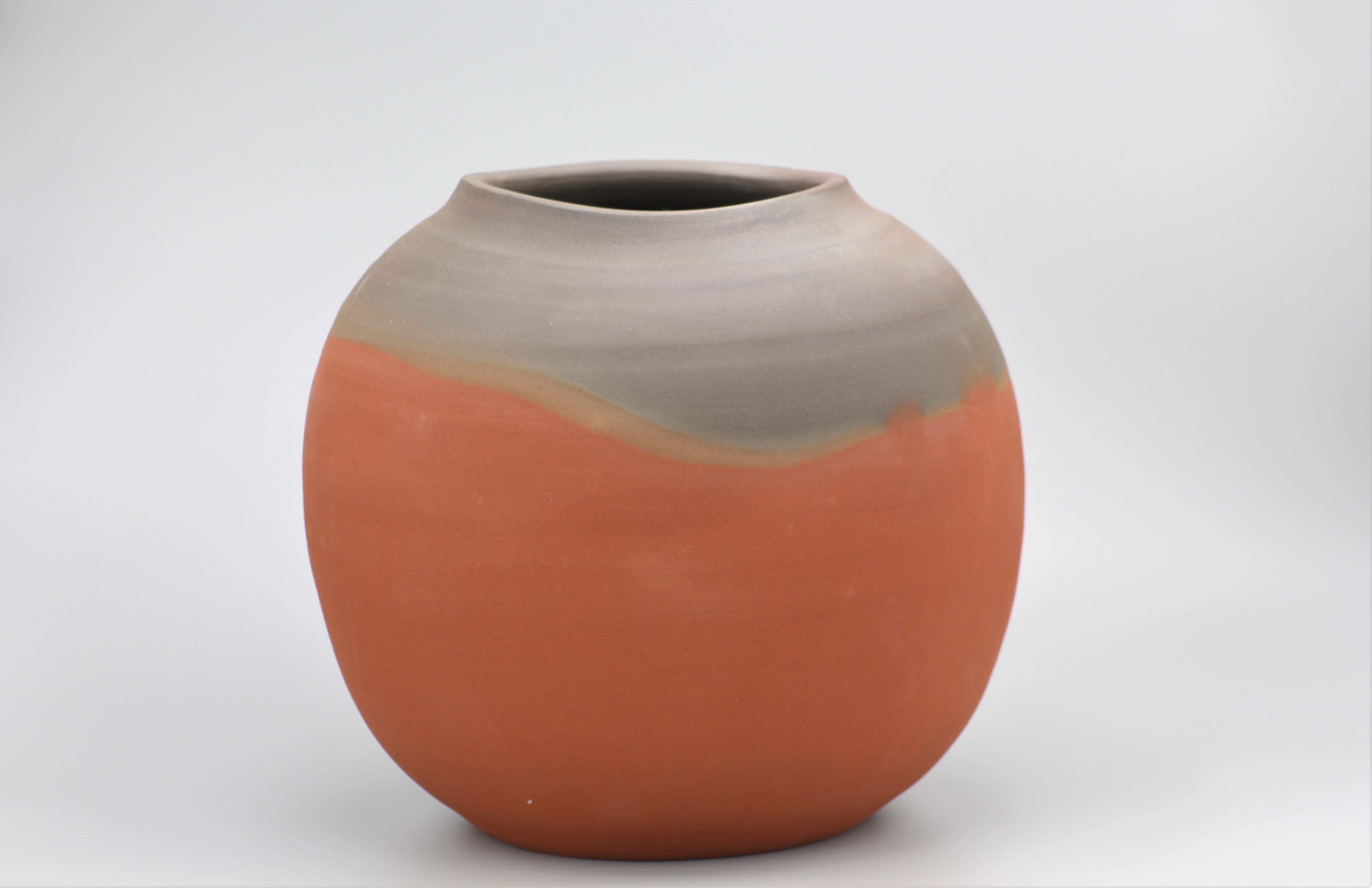 
                  【佐渡無名異焼】五代 伊藤赤水 無名異窯変 壺（直径約25cm×高さ約25cm）桐箱付 人間国宝 | 新潟県の陶器 佐渡の焼き物 無名異焼 むみょういやき 壺 つぼ 花器 窯変 陶器 陶磁器 焼き物 やきもの 伝統工芸 重要無形文化財 美術品 ギフト にいがた さど 新潟県 佐渡市
                