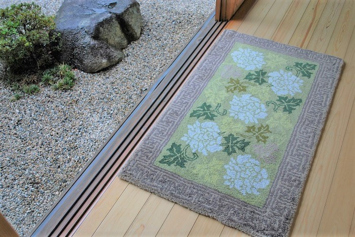 ①(鍋島緞通 [手刺繍] 蔓牡丹唐草縁まんじ文 うぐいす地)