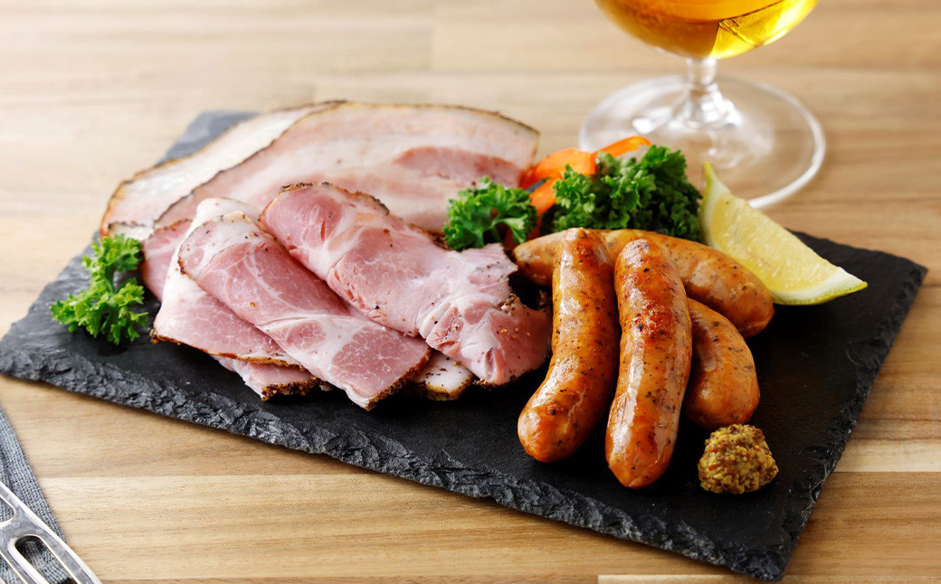 
            ビールによく合うセット （城川七味ベーコンミニ ・ パストラミスライス ・ 城川ガーリックベーコンミニ ・ ペッパーウインナー ・ やわらかいサラミ） ベーコン パストラミ ベーコン ウインナー サラミ セット 豚肉 豚 ポーク 牛肉 牛 お肉 肉 グルメ おつまみ 愛媛県 冷蔵 （909）
          