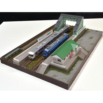 ふるさと納税 南箕輪村 Nゲージ用 鉄道ジオラマ展示台 37x26cm 駅舎と跨線橋のあるホーム&2線ヤード |  | 01