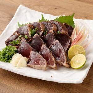 土佐の藁焼き 生カツオのたたき ２節（計約700g）漁師町伝統タレ・にんにく・ネギ付（大）鰹 かつお 刺身 タタキ おつまみ おかず 惣菜 新鮮 海鮮 魚介 真空【R00516】