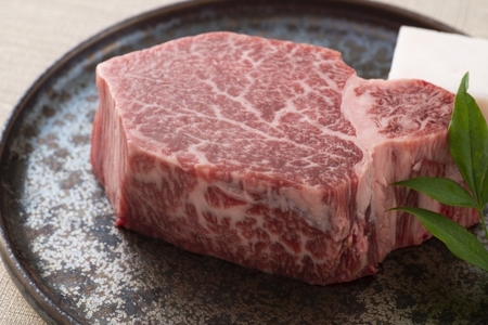 【近江牛 ステーキ用(ヒレ1枚)】肉 牛肉 和牛 黒毛和牛 ステーキ肉 国産 バーベキュー 贈り物 ブランド牛 三大和牛 ギフト プレゼント 冷凍 滋賀県 竜王 ふるさと納税