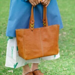 さりげないバイカラーのヌメ革A4トートバッグ（レザー 牛ヌメ革）≪キャメル×ライトグリーン≫【hrn13】