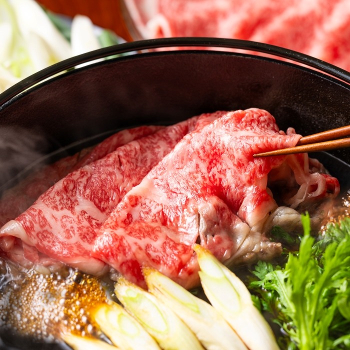 ＜定期便＞松阪牛の品評会で最優秀賞受賞歴のある 加藤牧場の三重県産黒毛和牛 ロース・肩ロース 1kg　【６回発送】│ 牛肉 国産牛 国産 和牛 大容量 冷凍便 年末年始 お正月 黒毛和牛 ロース 肩ロース 肉 上質 家族 焼肉 しゃぶしゃぶ すき焼き 鍋 おいしい 美味しい 人気 おすすめ 三重県 四日市市 ふるさと納税