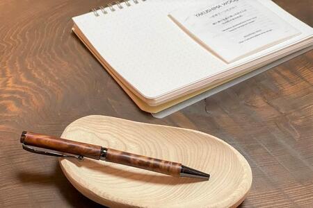 【樹齢千年以上生きた長寿の木　屋久杉】屋久島産／職人が持ちやすさにこだわった無垢ボールペン（黒）・ストレートタイプ（芯1.0mm）1本