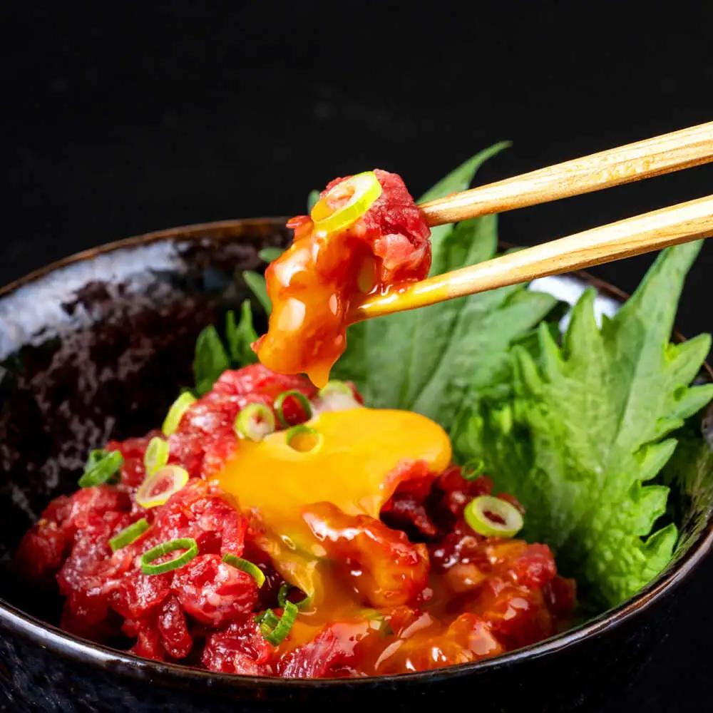 【全6回定期便】馬肉 さくらユッケ 50g×5パック 計250g 馬肉 桜ユッケ 赤身 生食 小分け 冷凍[AYBV029]