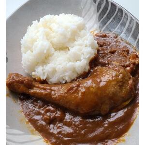 【食卓が騒然】国産おやどりの骨付きモモが丸ごと1本!/六ツ美のあの肉カレーMIX(中辛・辛口各1個)【1667817】