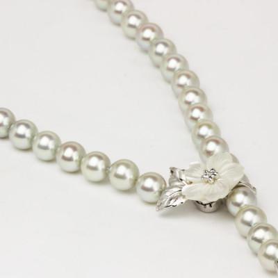 ふるさと納税 桜川市 桜のホワイトシェル貝ペンダントと和珠グレーカラーネックレス7.5mm |  | 01