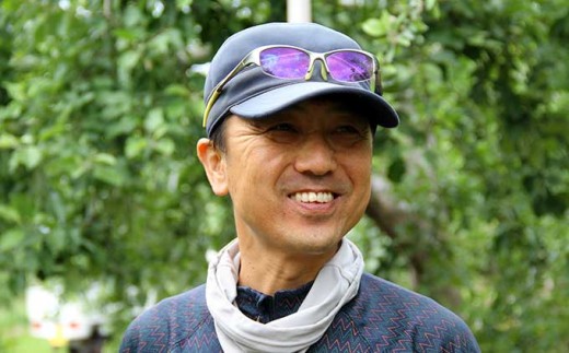 日光を均一に当てる摘果で、甘くジューシーなりんごが育ちます。
