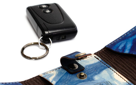 キーケース「クレ・スィス」　薄藍　瀬戸内の空　天然藍染め・福山レザー　自社一貫製造　広島県福山市/株式会社サード　キーケース カード収納 鍵 取り外し可能 プレゼント 福山レザー 藍染 手染め 手絞り