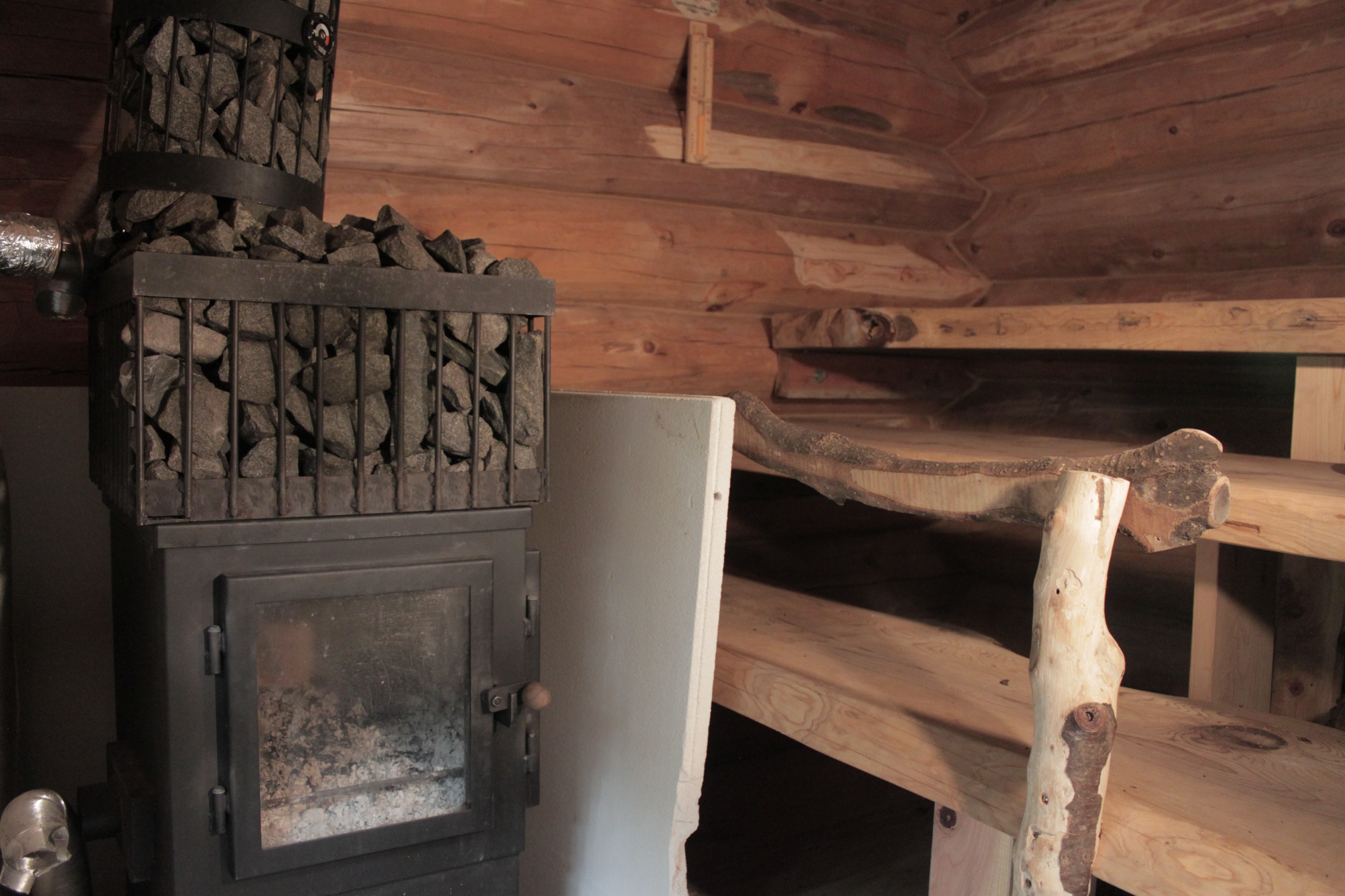 150kgのストーンを積んだストーブが、最高100度まで上がる力強い熱を生み出します。