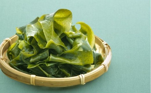 生わかめはしゃぶしゃぶで食べるのがおすすめ！定番のポン酢はもちろん、ごま油と塩でコクを加えるのもOK。