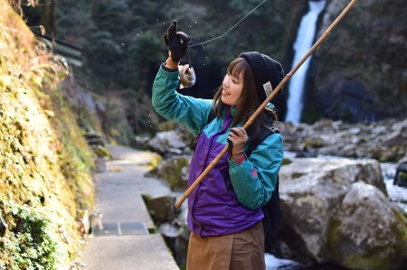 B-057　日本の滝100選「浄蓮の滝」を望む釣り体験!!あまご釣りに挑戦!!渓流釣り体験チケット（安心編）（2名様）