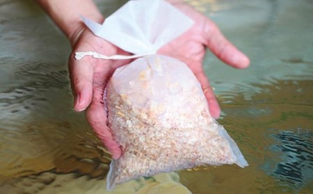 【本格ひのき風呂気分♪】長崎ひのきでつくったアロマ入浴剤（7袋）【古場一男材木店】合成添加物不使用 ヒノキ 香り リラックス お風呂 梅雨 おすすめ 人気 ひのき 新生活 一人暮らし ひのき 国産 ひのき ギフト 梅雨