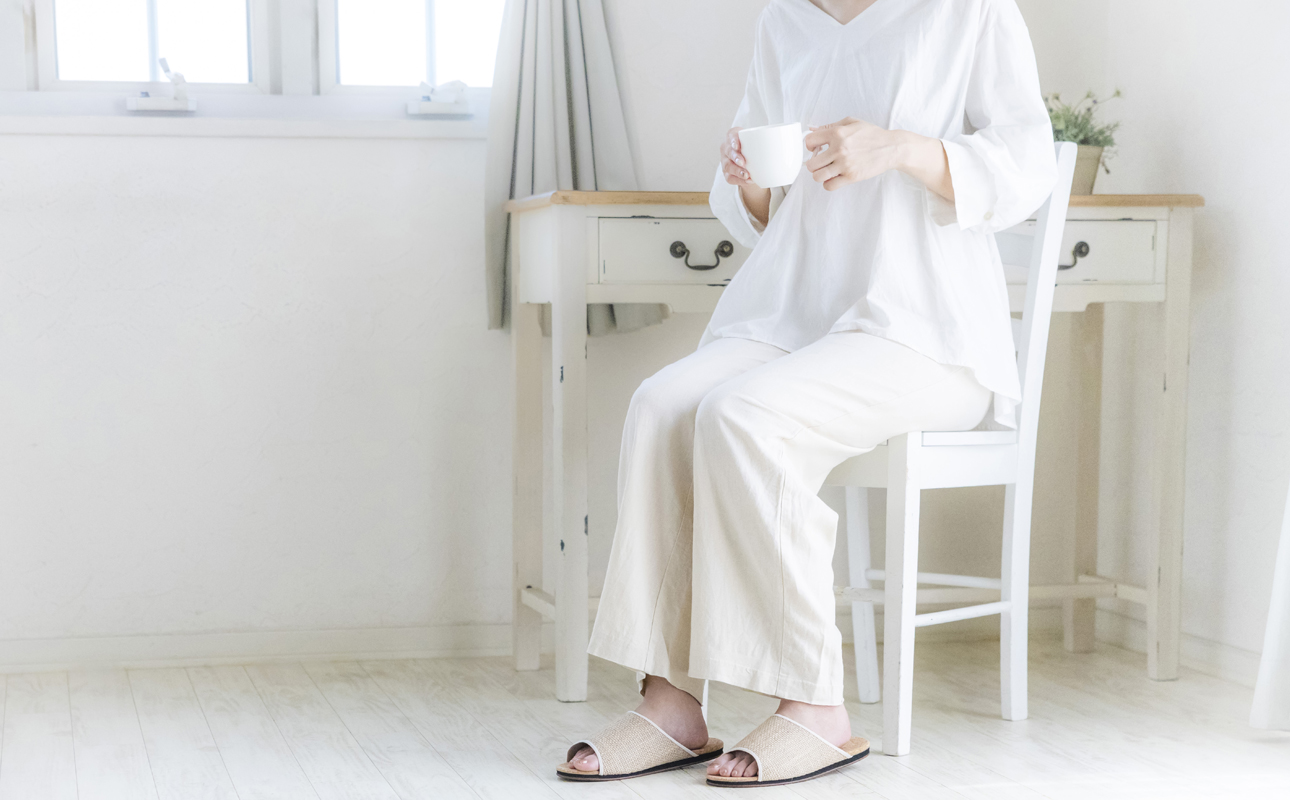 ルームシューズの理想形。天然素材、静音性、高反発クッションで足にやさしい、コルクでむれにくい、綿や麻の素材で、春夏らしいデザイン。「バークオブケイ」コルクルームシューズ爽（Made in Japanの