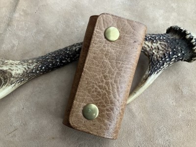 鹿革＆猪革のキーケース（三つ折り式）【茶・無染色】【R00675】