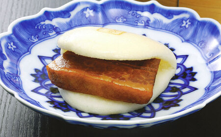 【全2回定期便】長崎角煮まんじゅう10個(箱)・大とろ角煮まんじゅう10個(箱)《壱岐市》【岩崎本舗】冷凍 豚 豚角煮 角煮饅頭 簡単調理 お取り寄せ[JHA002]
