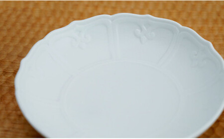 有田焼 しっとり質感の和食器 白マット輪花桔梗渕浅小鉢 / 5個 深海三龍堂 取り鉢 とんすい 煮物鉢 中鉢 白磁 白い器 白い食器 ay030
