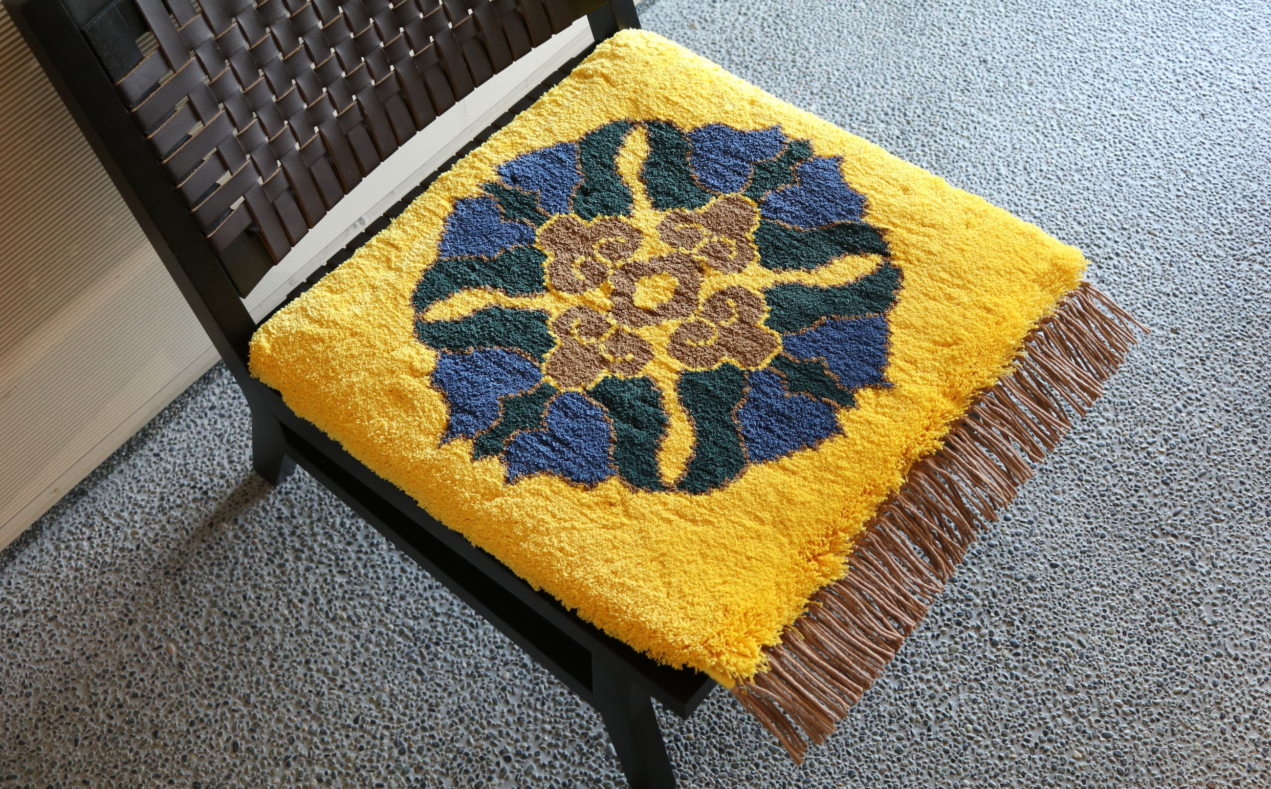 
            手織鍋島緞通 蟹牡丹中心柄 黄支子地(45×45cm)
          