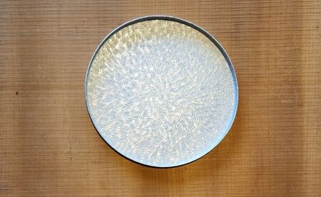 【金属工芸品】雪色のトレー アルミ製 白色 18.5cm×19.5cm×1cm程 1枚 軽銀トレー キッチン 皿 食器 トレー おしゃれ お洒落