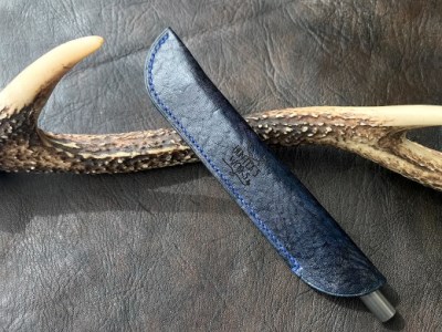 鹿革の一本差しペンケース【紺】（ブランドロゴ入り）【R00506】