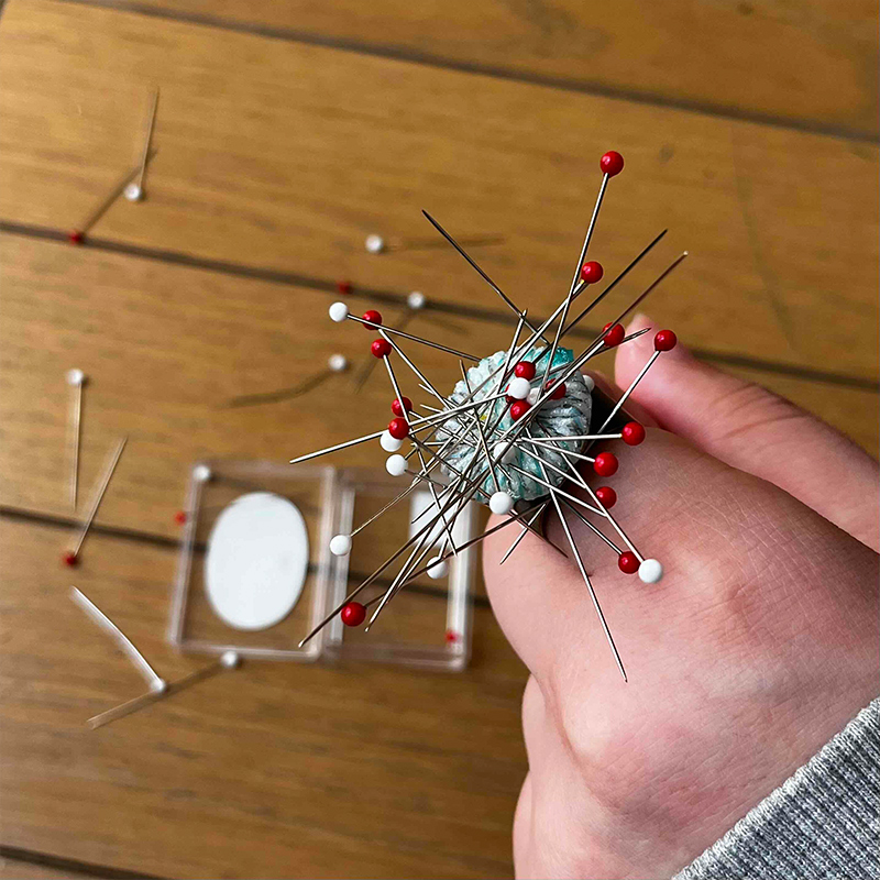 つけて作業がラクに楽しくなる 針がくっつく指輪型針刺し 「キモノ」赤色