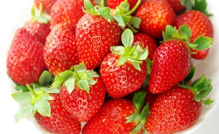 四季成りいちご 2種食べ比べ 400g ( 200g × 2パック ) 品種おまかせ 〈 なつあかり 信大BS8-9 夏の輝 夏のしずく すずあかね 〉【 詰め合わせ ギフト イチゴ 苺 ストロベリー フルーツ 岩手 陸前高田 リアスターファーム 】 6月～12月発送 RT877