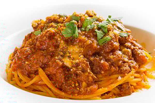 粗挽きの豚ひき肉のトマトソースパスタは甘さが引き立ちます。