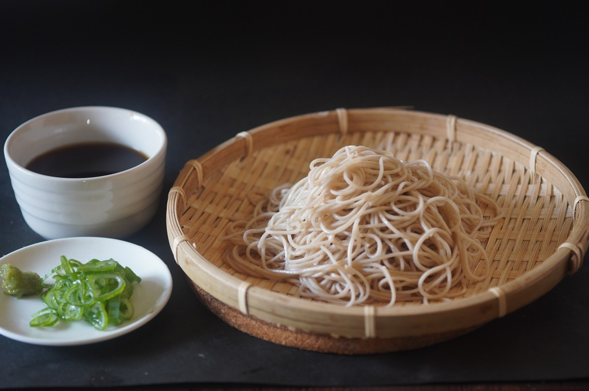 そうめんのようにツルッと食べられる細切りそばは、暑い夏にぴったり！