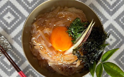 生きたままのイカを秘伝のタレの中で泳がせて
タレをイカに吸わせて染み込ませる漁師飯。