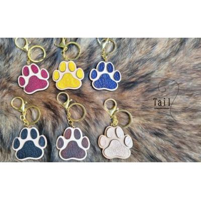 ふるさと納税 佐川町 【ブラウンカラー/名入れ可】猪革 肉球キーホルダー 革工房Tail