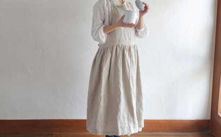 【キナリ】ギャザーたっぷりリネンの エプロンワンピース(紐調整) 【Jonico.handwork】[AKGD003-2]